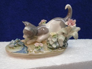 Lladro - Kitty Confrontation, with frog. *please see pics and description; chips | eBay