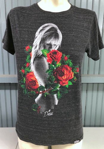 DETER Blonde Girl With Roses Medium T-Shirt