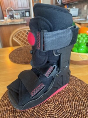 XCEL TRAX ORTHOPEDIC WALKING BOOT, SIZE SMALL - TOE, FOOT OR ANKLE INJURIES