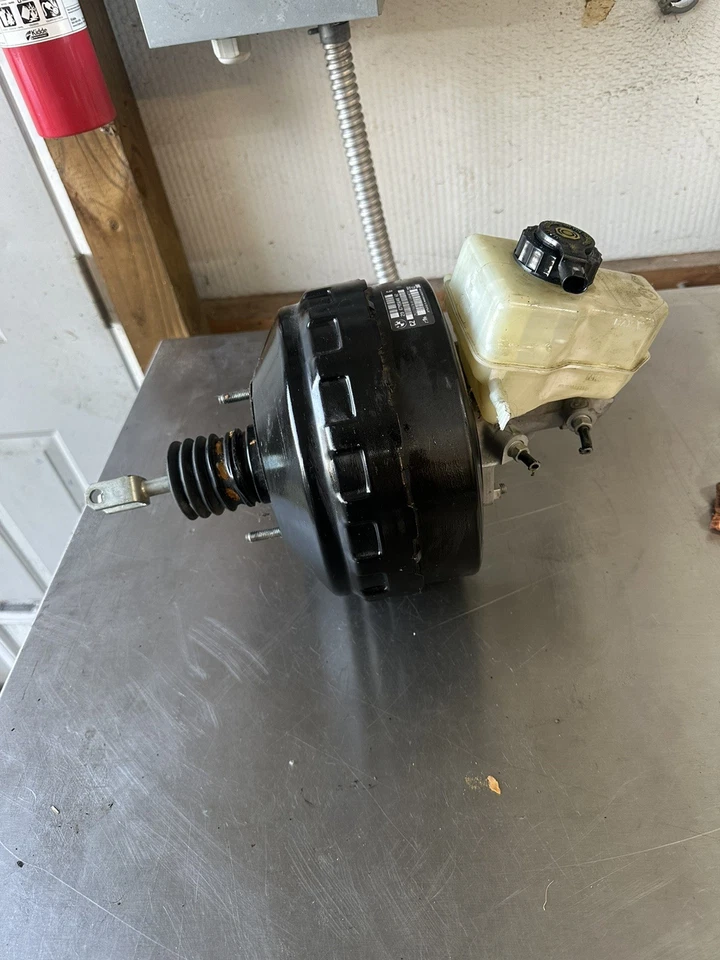 08-13 BMW E90 E92 E93 M3 Conjunto de cilindro maestro de refuerzo de freno de fábrica Foto 4 de 4