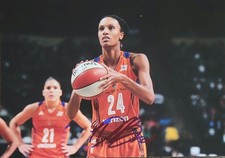 DeWanna Bonner signed Connecticut Sun (Phoenix Mercury) 5x7 Photo