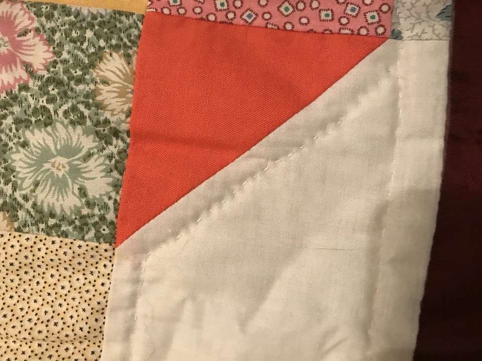 Лоскутное одеяло на коленях 36 x 42 белое розовое с цветочным узором Geometci мягкое б/у - Изображение 2 из 4