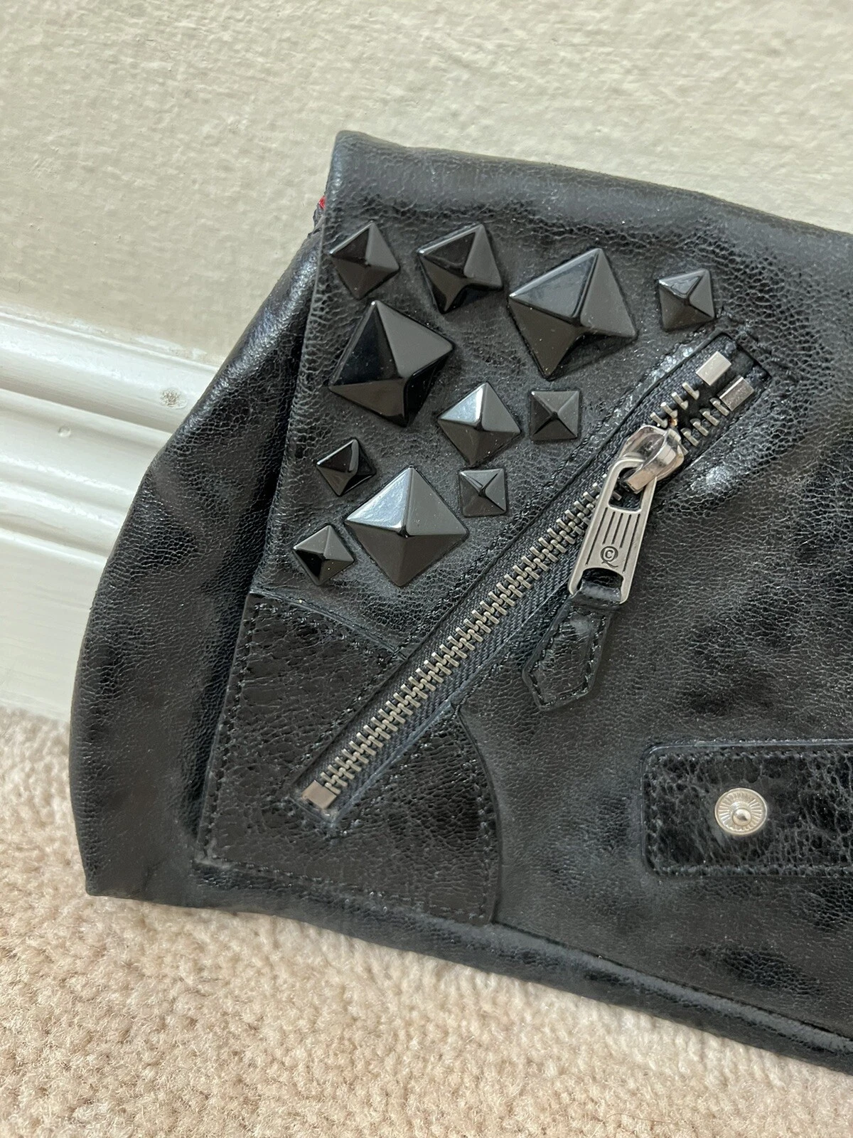 Alexander McQueen portafoglio pieghevole con cerniera anteriore borchie nere donna