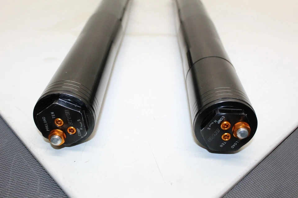 Yamaha YZF R1 2020 horquillas tubos de suspensión delantera stock negro recto Foto 2 de 4