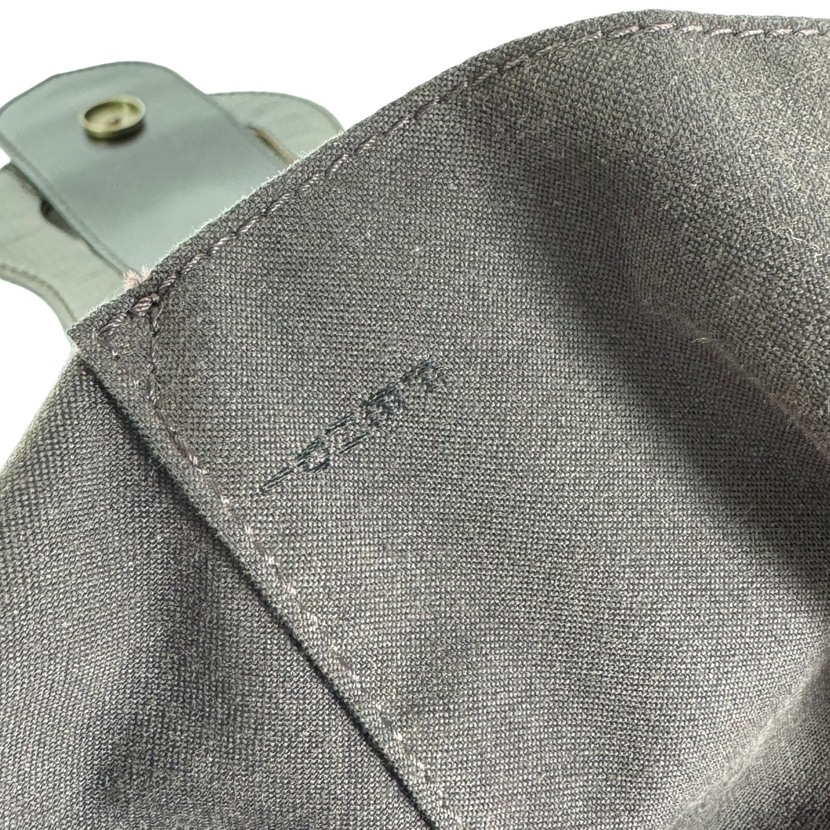 $2,695 FENDI Brown Canvas FF Zucca B Buckle Large Hobo Tote $2,695 FENDI Brown Canvas FF Zucca B Buckle Large Hobo Tote