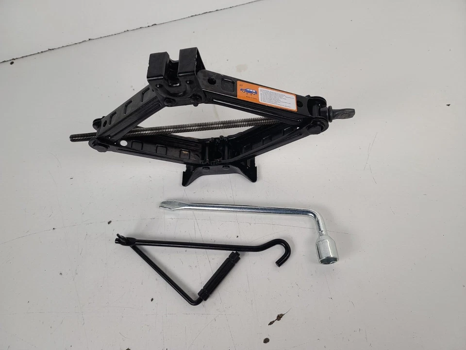 Conjunto de gato y kit de herramientas Ford Fusion 2013-2021 Foto 2 de 3