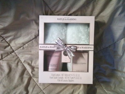 Baylis & Harding Jojoba, Vanilla & Almond Oil Bath Gift Set,  WITH slippers