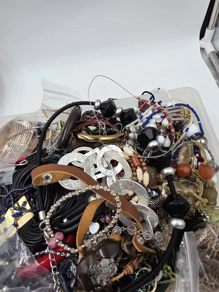 Huge Mixed Costume Jewelry Lot - Image 4 of 4