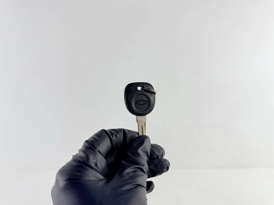 2000-2005 Chevrolet Monte Carlo Ignition Switch Lock Cylinder & Key OEM - Image 2 of 4