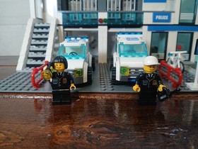 LEGO City: Police Station (7498) Complete Retired Set W/ Instructions