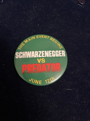 VINTAGE 1987 PREDATOR MOVIE PROMO BUTTON - ARNOLD SCHWARZENEGGER VS DUTCH PIN