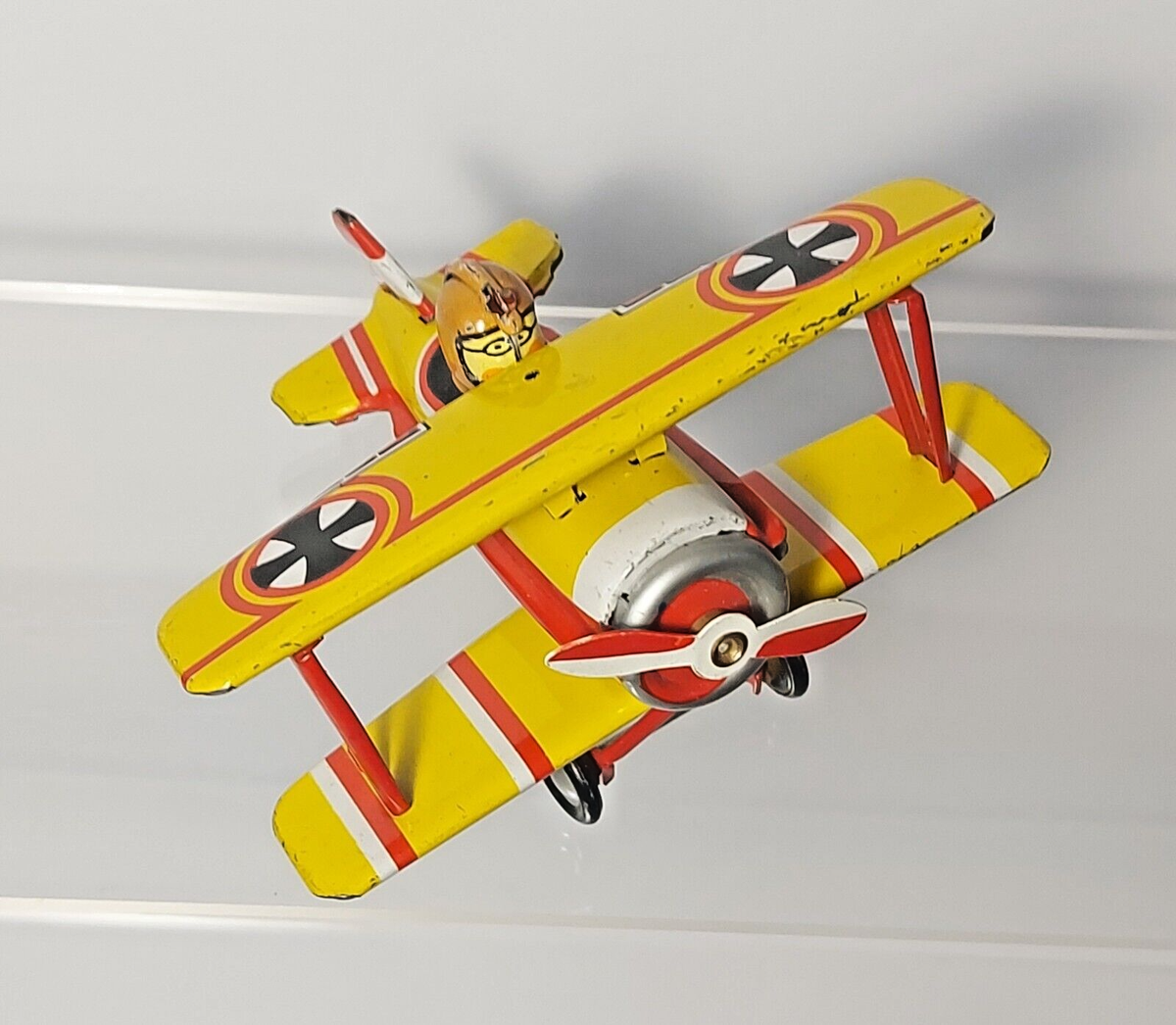 Grand avion métal blanc et rouge bimoteur