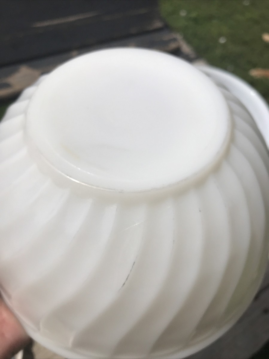 食器 Fire-King - Fire King WHITE Mixing Bowl FIRE KING White Swirl Mixing Bowl Set of 4 Milk Glass