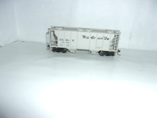 D8 (HO) ATLAS RTR RIO GRANDE PS-2 2-BAY COVERED HOPPER D&RGW 18329