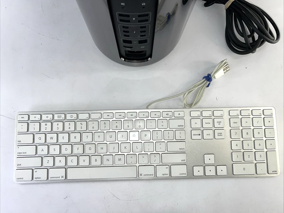 Apple Mac Pro Late 2013 Xeon E5-1650v2 16GB/512GB D500 w/27" Thunderbolt Display - Image 2 of 4