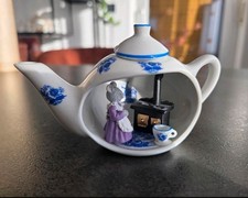 Reutter Porzellan |  Miniatur-Teekanne mit Deckel | Mäuse-Szene am Ofen