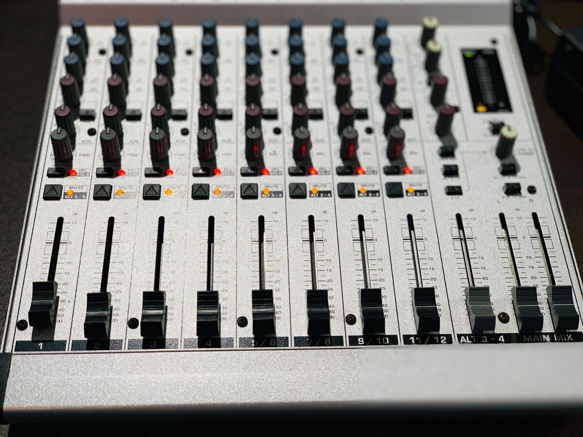 High quality Behringer Eurorack MX 1604A 16 Channel Mic 4 High quality Behringer Eurorack MX 1604A 16 Channel Mic 4