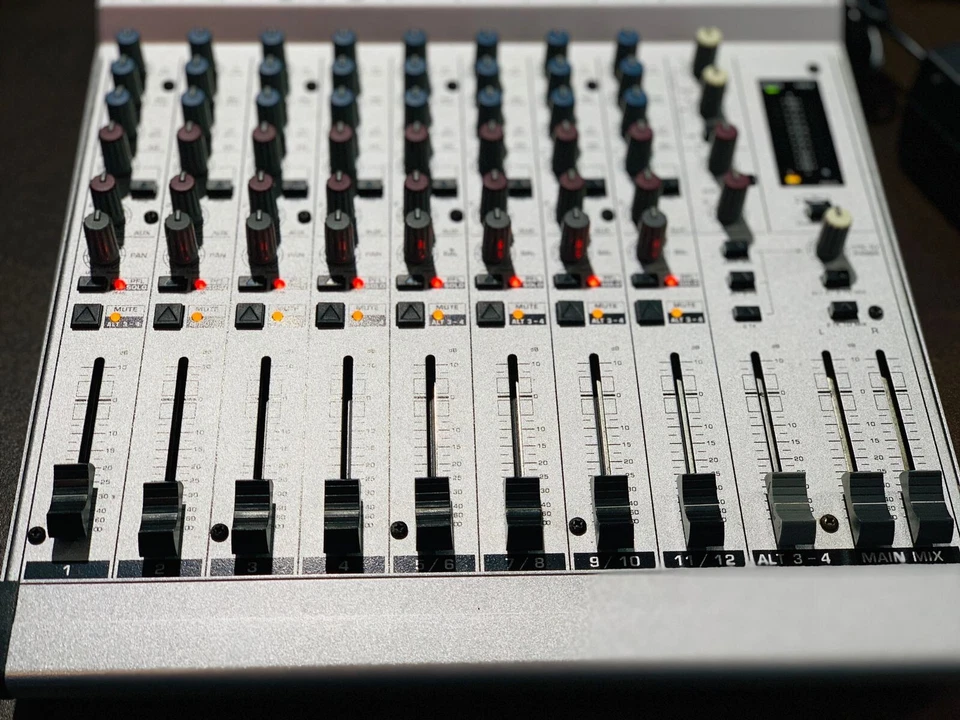 High quality  Behringer  Eurorack  MX 1604A 16 Channel Mic 4 BUS studio Mixer - Image 2 of 4