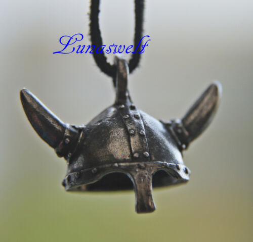 Pendentif bijoux avec le motif d'un casque barbare à cornes  - Photo 1/2