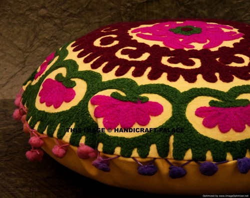 Housse de coussin brodée pommes de pin