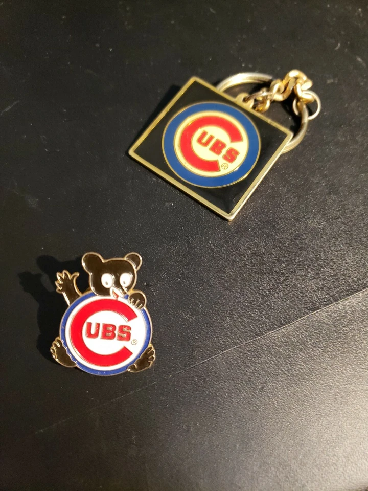 Chicago Cubs Baseball Enamel Team Keychain cubby bear pin Vintage RARE - Image 4 of 4