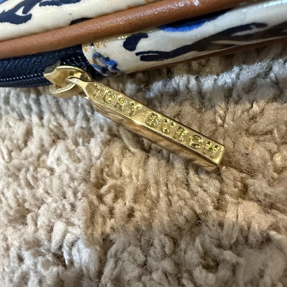 Funda para tableta con estampado de caballito de mar Tory Burch iPad con cremallera alrededor azul crema náutica Foto 3 de 4