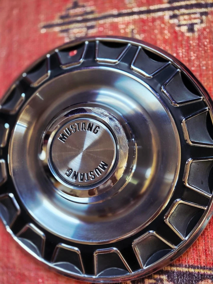 Tapacubos Ford Mustang 1970 14" (4 piezas) OEM | Excelente estado Foto 3 de 4