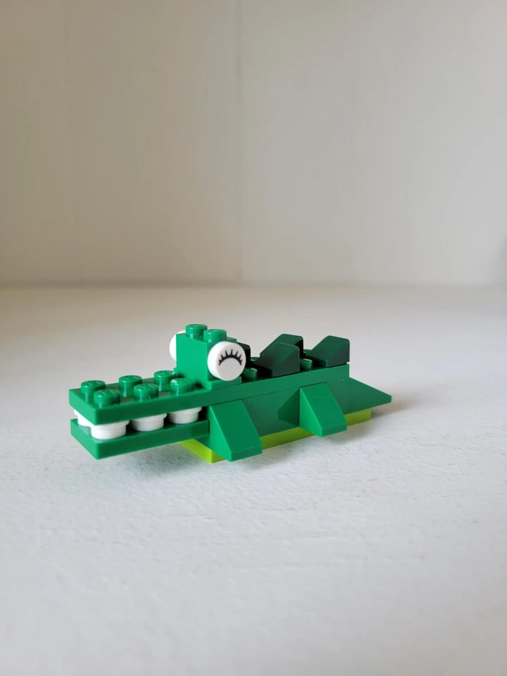 LEGO CLASSIC: Lego Medium Creative Brick Box (10696) 100% Complete. W/Manual - Image 3 of 4