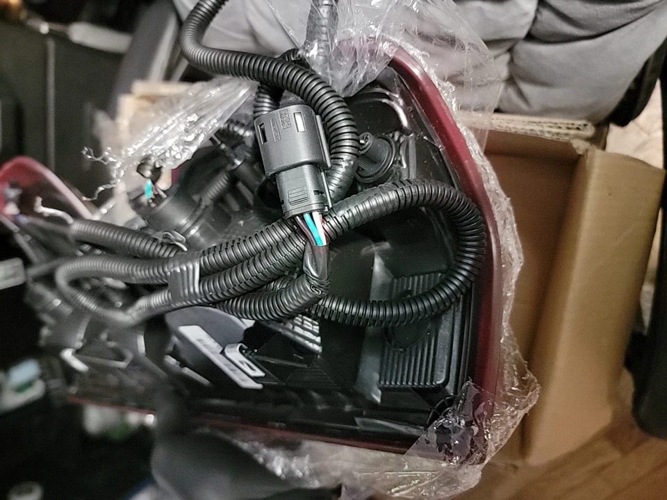 Luz trasera halógena lateral del conductor 21 22 23 SILVERADO 1500 PICKUP OEM ID# 84554656 Foto 4 de 4