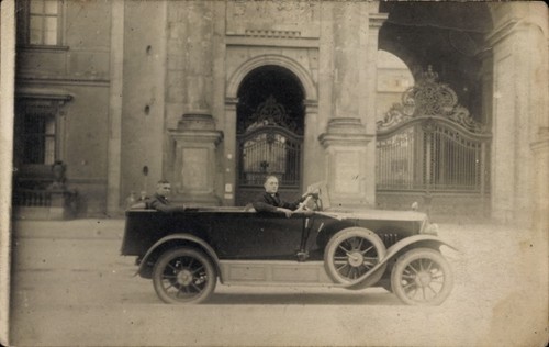 Foto Ak Berlin, Auto, Mann am Lenkrad - 4802359
