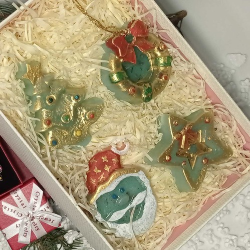 "Marry Christmas" Gift Set of 3 AROMA CANDLES. & Christmas tree toy. - Picture 4 of 6