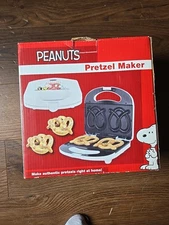 Peanuts Pretzel Maker Snoopy & Charlie Brown Smart Planet New open box