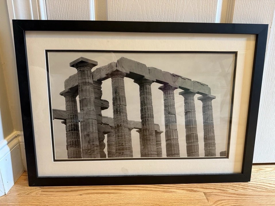 Fotografía arquitectónica en blanco y negro - Columnas del templo griego antiguo enmarcadas Foto 2 de 2