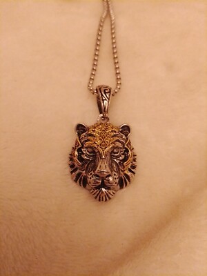 Tiger Anhänger fühlendes Wesen mit Kopfschmuck in Gold verziert und unbekanntem Metall