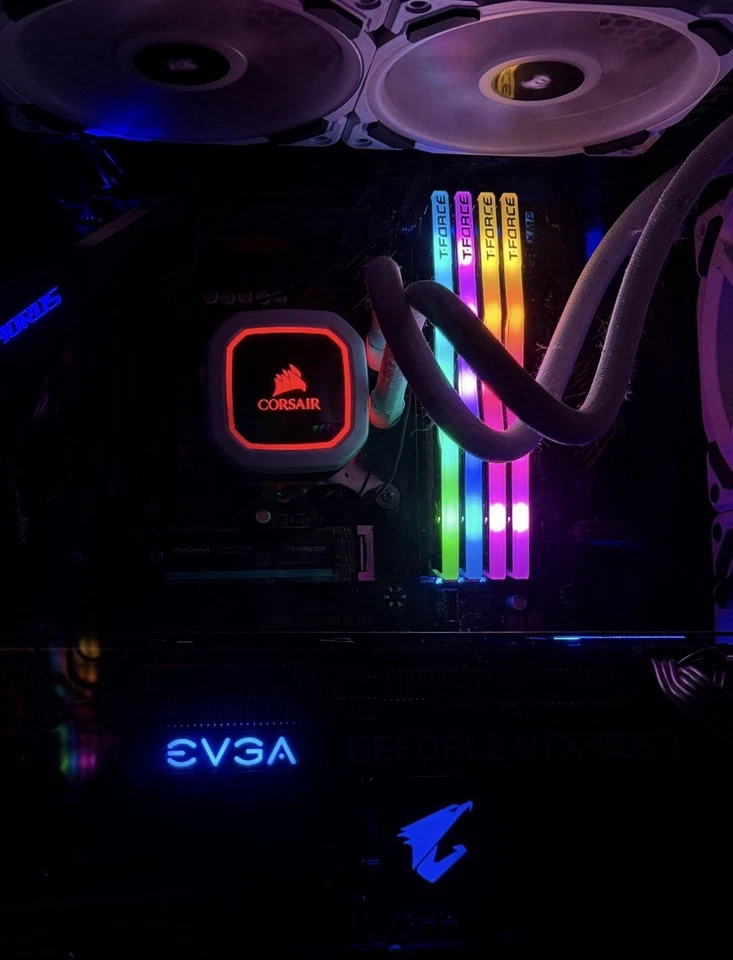 Configuración gaming gama alta con teclado ratón monitor Foto 4 de 4