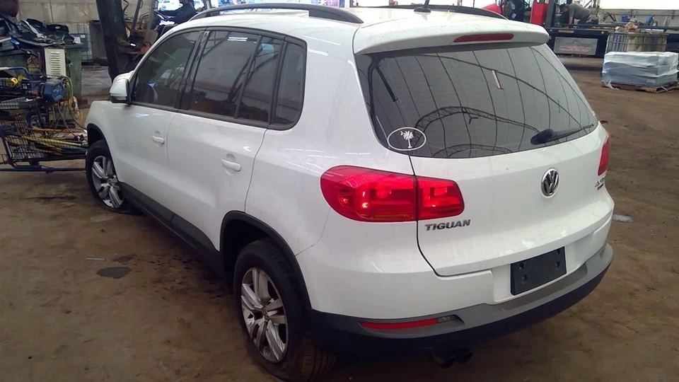 (LOCAL PICKUP ONLY) Trunk/Hatch/Tailgate Spoiler With Camera Fits 12-17 TIGUAN 6 Foto 3 de 4