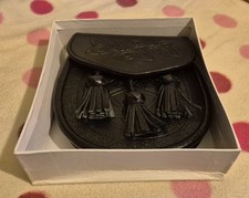 Schottischer schwarzer Leder Tagessporran mit keltischem Knoten geprägter Klappe