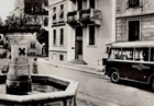 AK ca 1950 -MERAN Obermais- Würstelstand, Autos und Autobus am Brunnenplatz