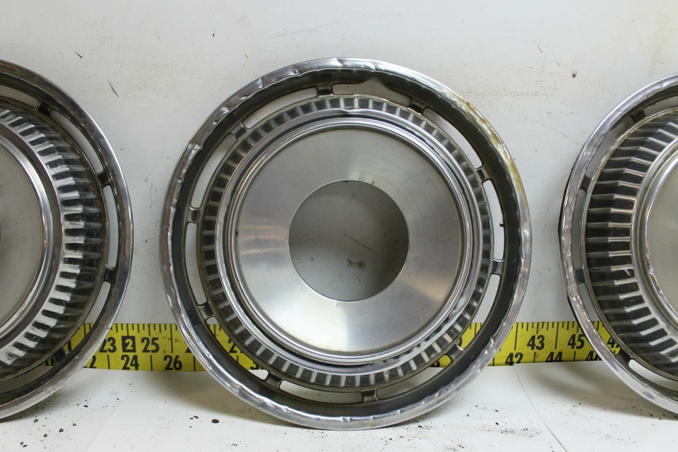 Cubiertas de rueda con tapacubos Mopar 15" usadas 235 con orificio de buje 1969-1979 Jeep (3592) Foto 3 de 4