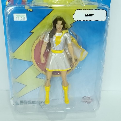 DC Direct Toys - Shazam! White Variant Mary Marvel 6” Figure w Cape - Sealed NEW - Picture 2 of 4