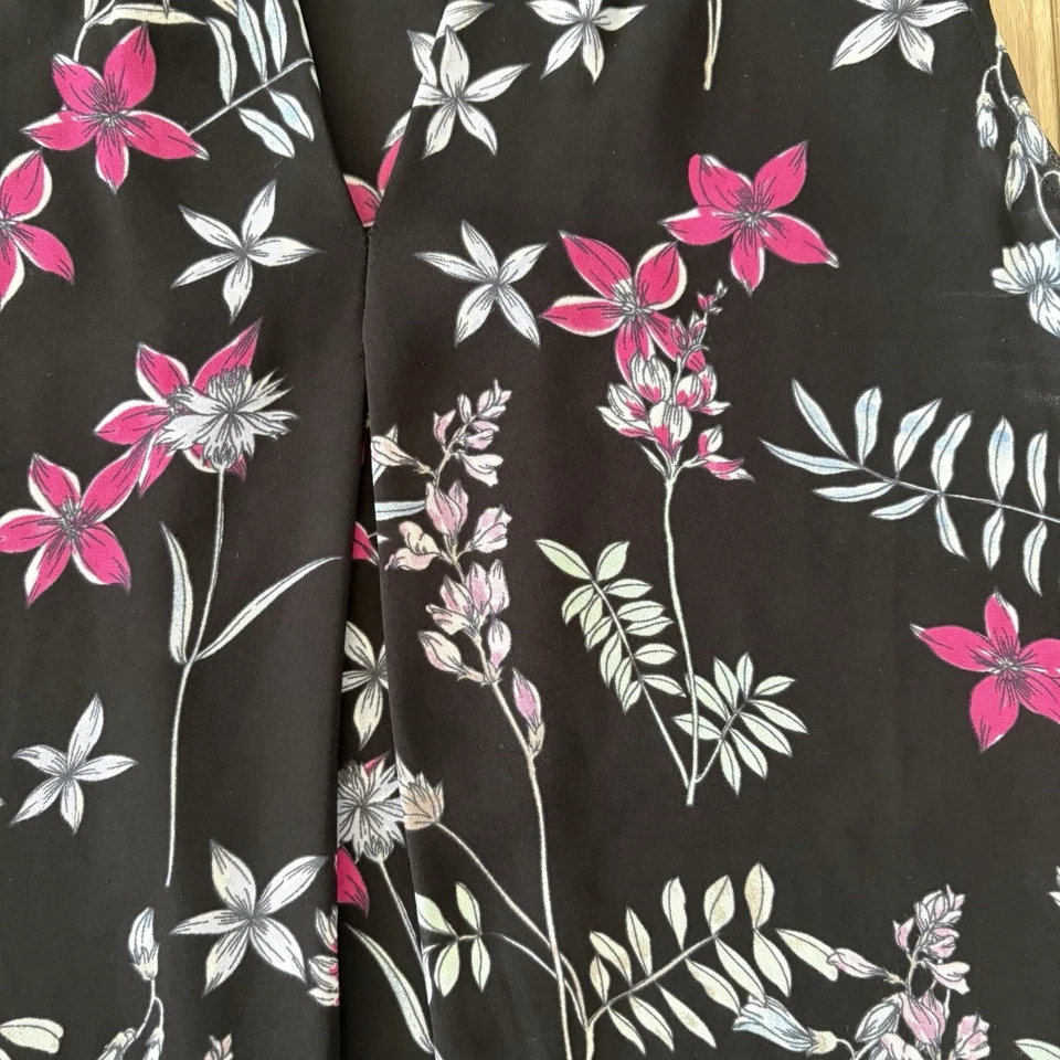 Camiseta sin mangas Vince Camuto floral negra y rosa talla mediana Foto 3 de 4