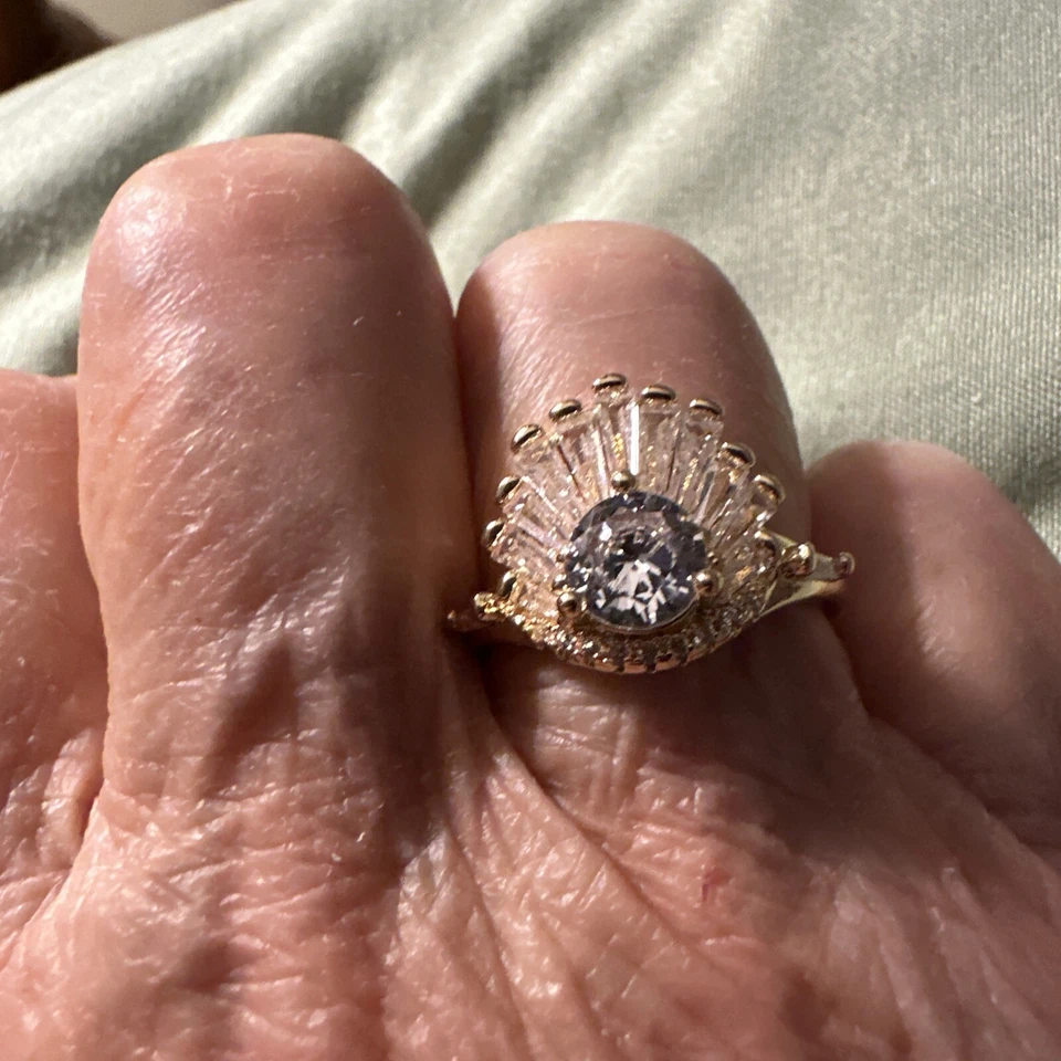 Un diseño tan único en forma de carcasa para este hermoso anillo en una talla 7 Foto 4 de 4