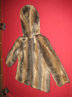 Vintage St. Moritz styled by Sportowne Ladies Fur Coat Size 8 w/ Hood Faux Mink?