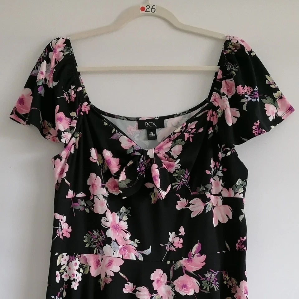 Nuevo con etiquetas Vestido BCX Para Mujer Negro Estampado Floral Primavera Romántico Calce y Acampanado Talla XL Foto 2 de 4