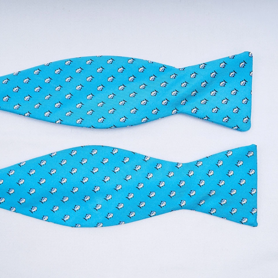Pajarita de seda Southern Tide azul con estampado de peces Skipjack autocorbata ajustable Italia Foto 3 de 4