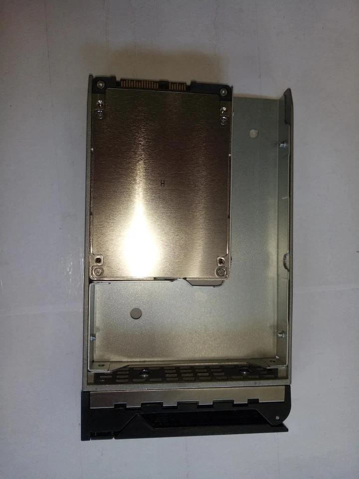 Lenovo 400GB 03T7914 ThinkServer 4XB0F28631 12Gb/s SAS 2.5" in 3.5'' Tray SSD - Image 3 of 4