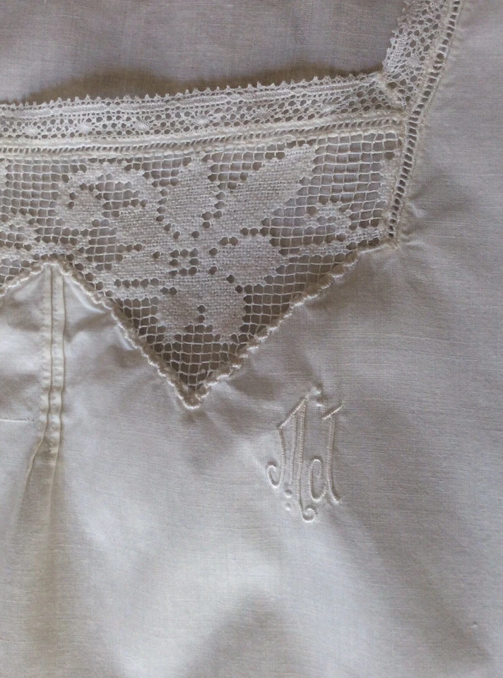 Linge ancien robe chemise de nuit ancienne dentelle Coton Brodée main " MJ" - Photo 3/4