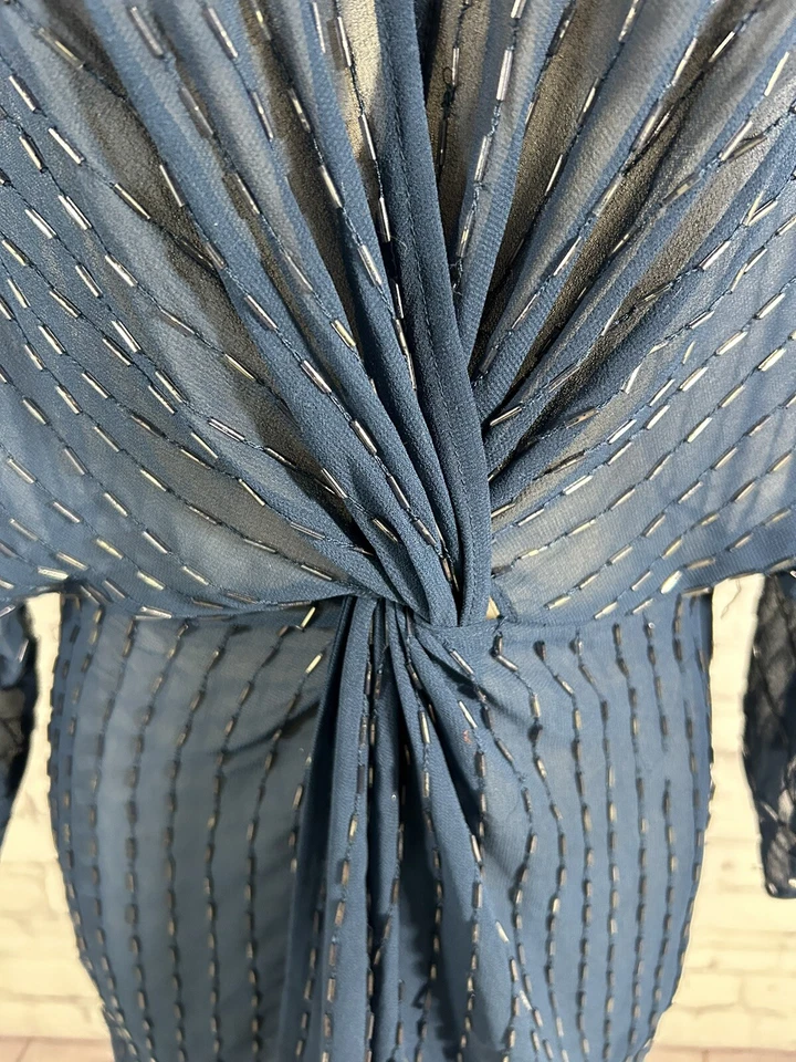 Vestido túnica de manga corta con cuentas transparentes azul cuello en V torcido delantero 4 de Asos Foto 4 de 4