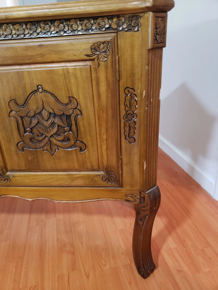 Aparador de madera maciza tallado a mano ¡BAJA DE PRECIO! 11/4/25 ¡VENTA DE NAVIDAD! Foto 2 de 4