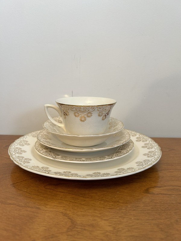 Vintage Royal China 22k Gold Full Place Setting No Chips Cracks Crazing 1-37
